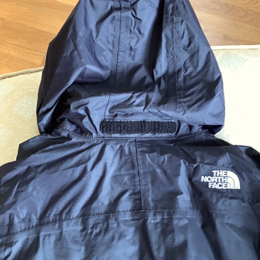 VGUC North Face girls black, size 10-12 coat with hood. - Picture 11 of 14